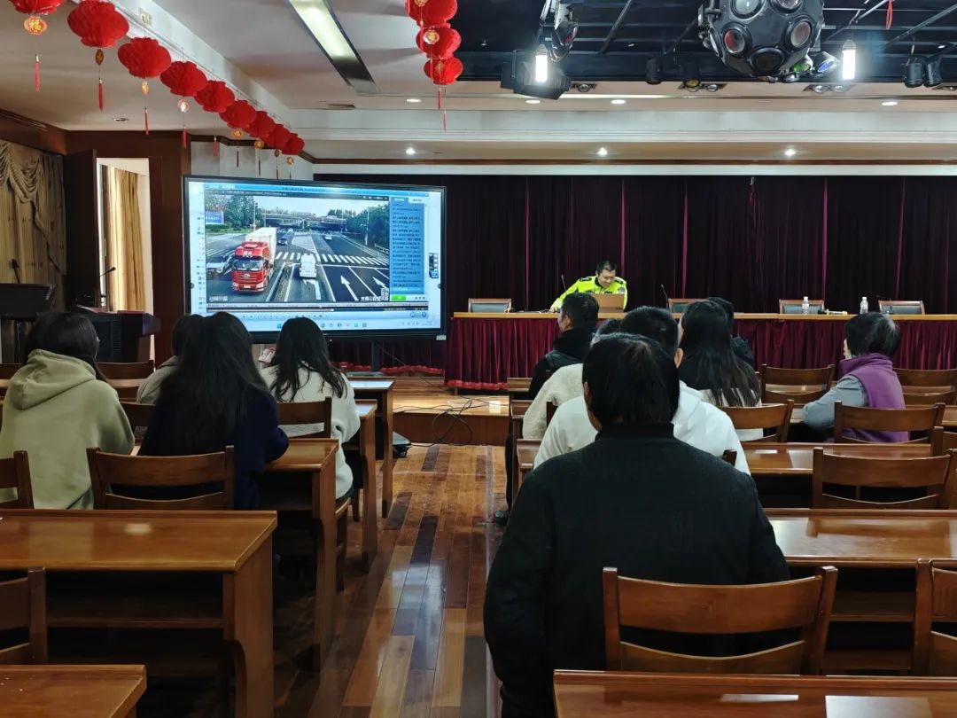 Dongbang Traffio полиция эскадрильясы жол кыймылынын жол кыймылынын коопсуздугун камсыз кылуу үчүн заводго келди