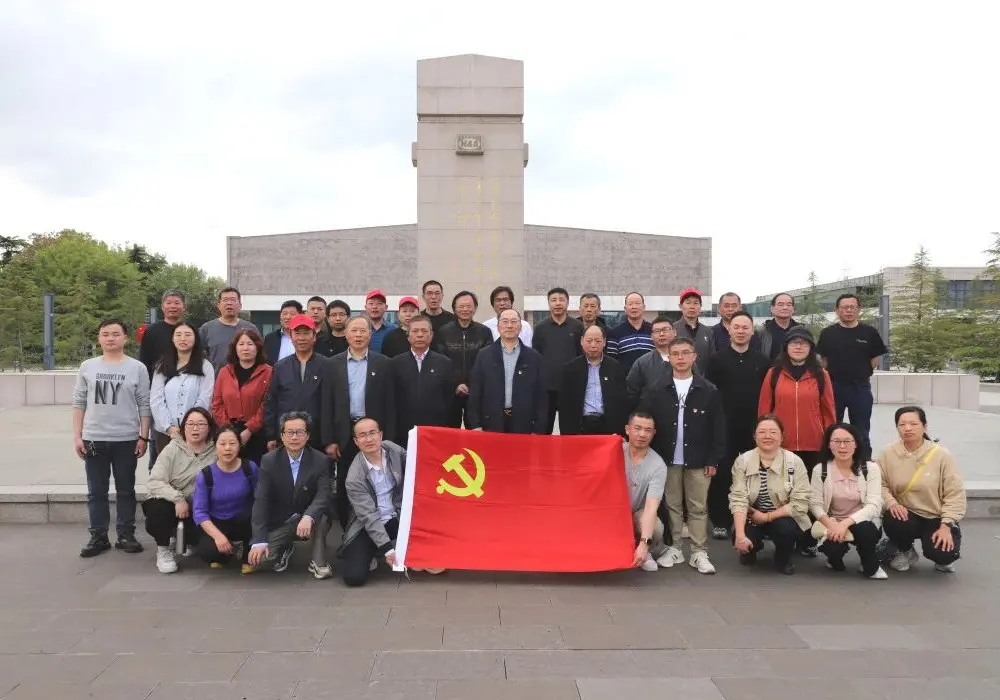 Changshu Polyester Co., Ltd партиясынын филиалы Янчэнг жаңы төртүнчү армиясынын мемориалдык залына барууну уюштурду